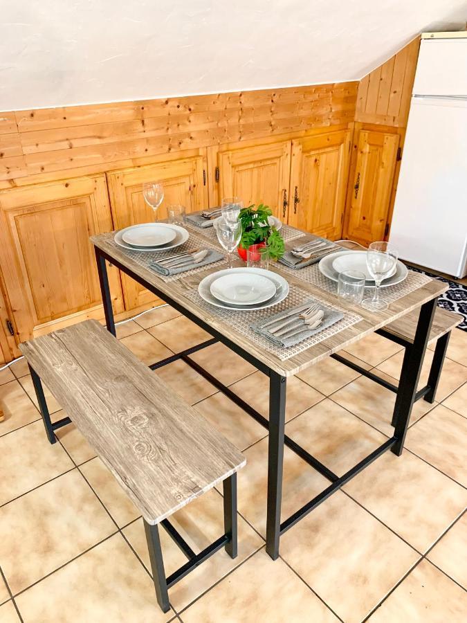 Charmant Appart Sous Toits Proche Chateau Des Ducs Chambery Bagian luar foto